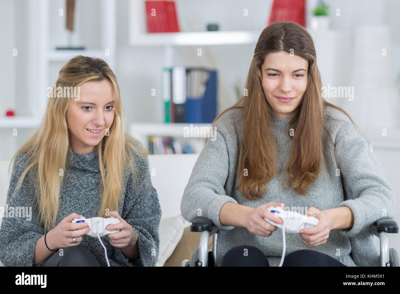 Schwestern spielen Videospiele im Wohnzimmer Stockfoto