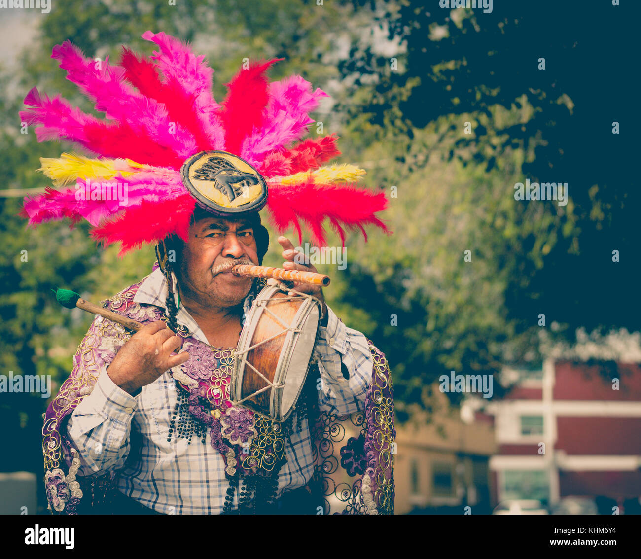 Monterrey, Nuevo Leon/Mexiko - der 11 12 2017: Mexikanische traditionelle einheimische Musiker Mann perfomrming auf der Straße Stockfoto