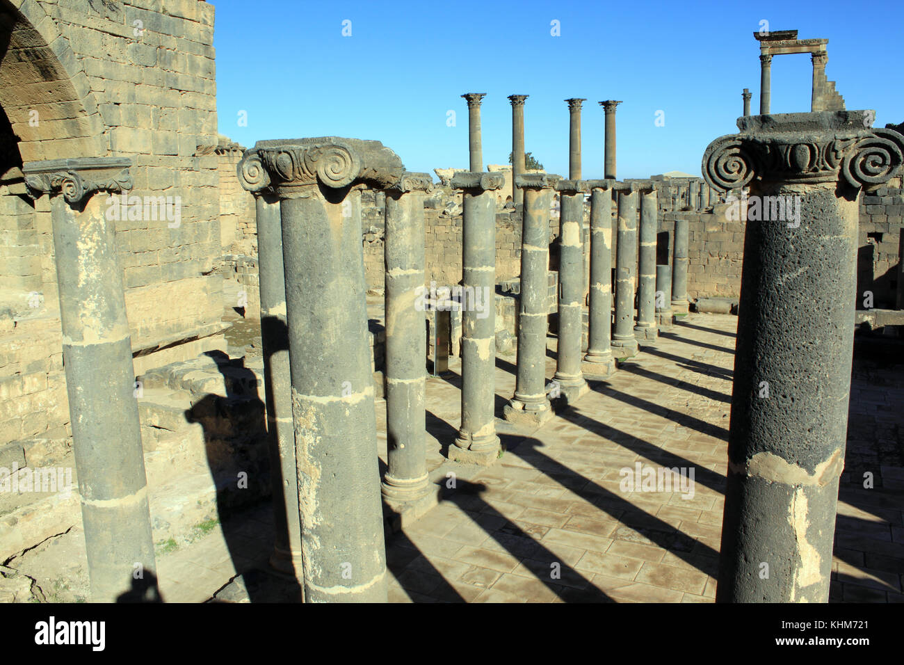 Schwarzer Basalt Säulen und Ruinen in der Altstadt von bosra, Syrien Stockfoto