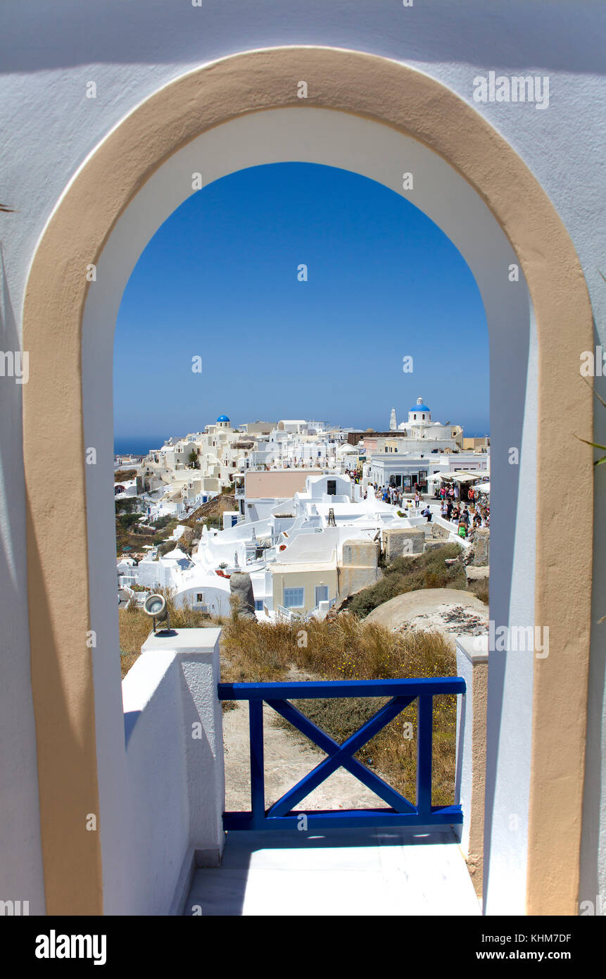 Blick durch einen Torbogen in das Dorf Oia, Santorin Insel, Kykladen, Ägäis, Griechenland Stockfoto