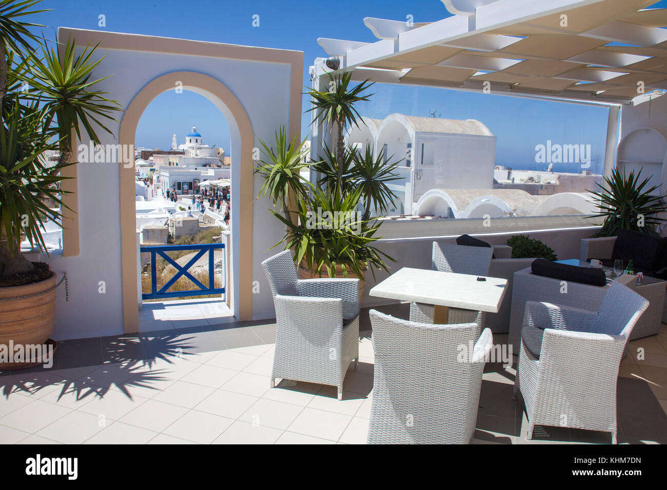 Coffee Shop mit Blick auf das Dorf Oia, Stockfoto