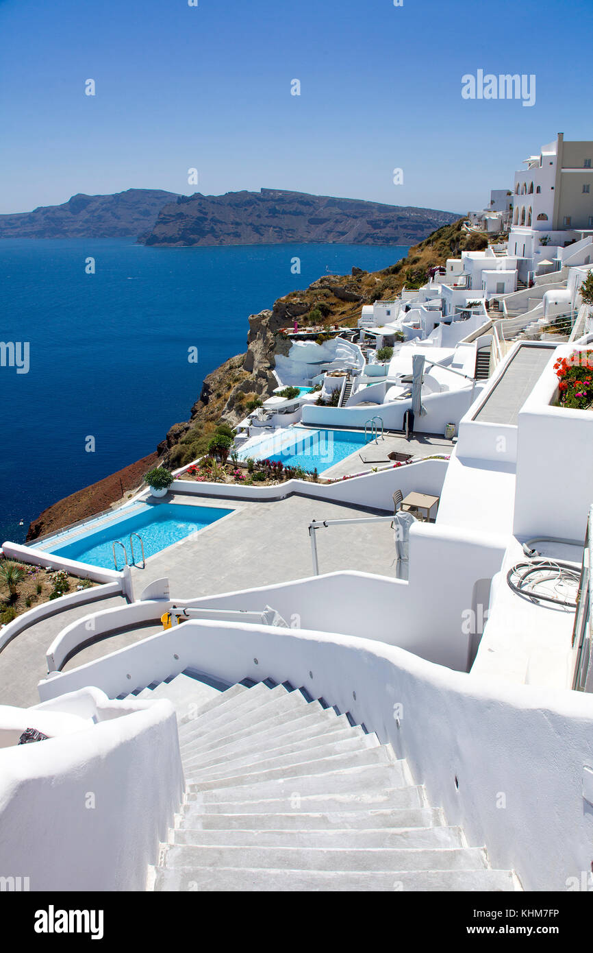 Luxus Hotels mit Pools am Kraterrand des Dorfes Oia, Santorini, Kykladen, Ägäis, Griechenland Stockfoto