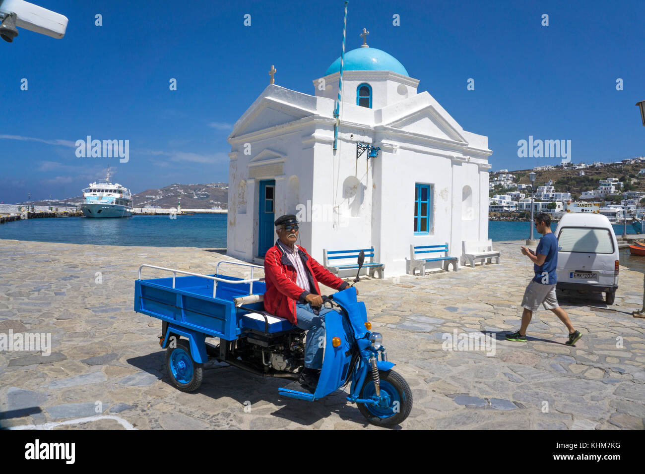 Lokale Güterverkehr motor Trike an kleine orthodoxe Kapelle, der alte Hafen von Mykonos Stadt, Mykonos, Kykladen, Ägäis, Griechenland Stockfoto