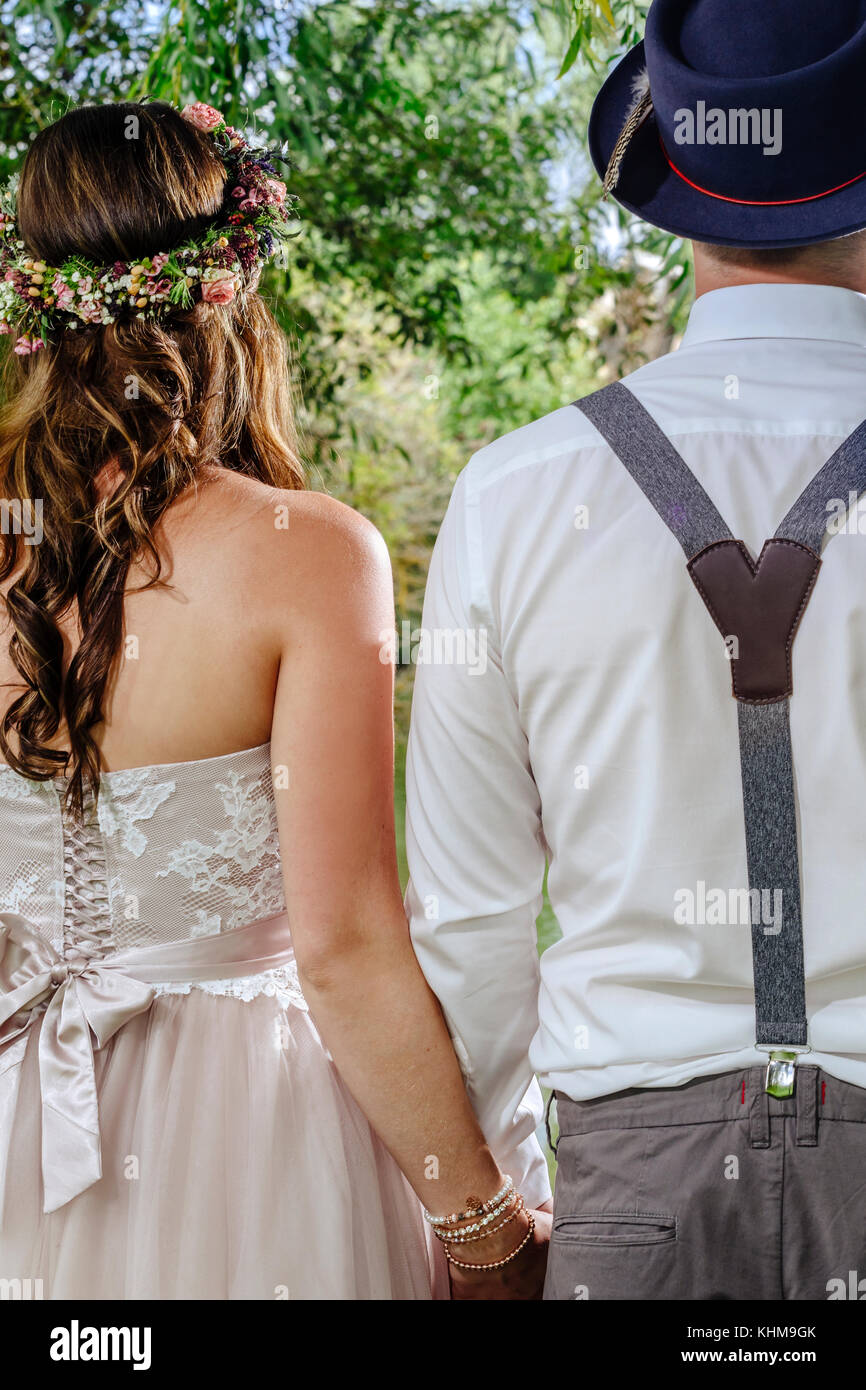 Foto von einem schönen Paar von hinten am Tag ihrer Hochzeit beschnitten. Stockfoto