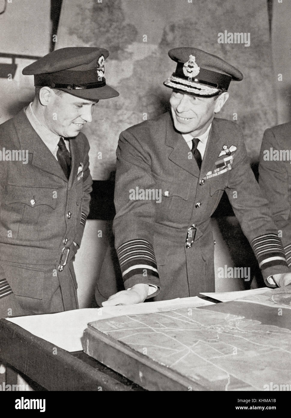 King George VI, rechts, erfüllt Guy Gibson, nach seiner Rückkehr aus führenden Die erfolgreiche Raid durch r.a.f. Bomber auf der großen Ruhr Dämme im Mai 1943. George VI., 1895-1952 König des Vereinigten Königreichs und der dominions des British Commonwealth. Wing Commander guy Penrose Gibson, 1918 - 1944. ersten kommandierenden Offizier der Royal Air Force. 617 Squadron, die er in den 'Dam Busters' Raid (Operation züchtigen) 1943 geführt. Stockfoto