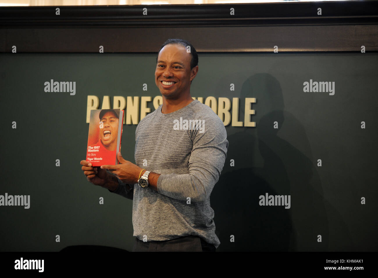 NEW YORK, New YORK – 20. MÄRZ 2017: Tiger Woods unterzeichnet Kopien seines neuen Buches The 1997 Masters: My Story am Barnes & Noble Union Square in New York City People: Tiger Woods Transmission Ref: MNC1 Stockfoto