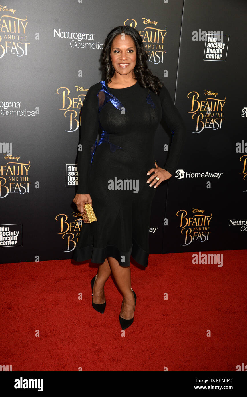 NEW YORK, NY - 13. MÄRZ 2017: Audra McDonald nimmt am 13. März an der New Yorker Filmvorführung „Beauty and the Beast“ in Alice Tully Hall, Lincoln Center, Teil Stockfoto