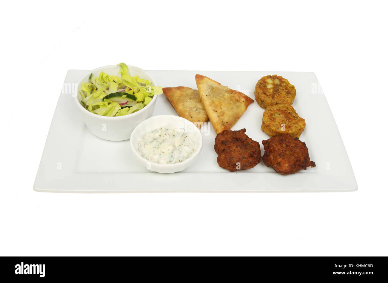 Indische snack Auswahl mit Salat und Dip auf einer rechteckigen Platte gegen Weiße isoliert Stockfoto