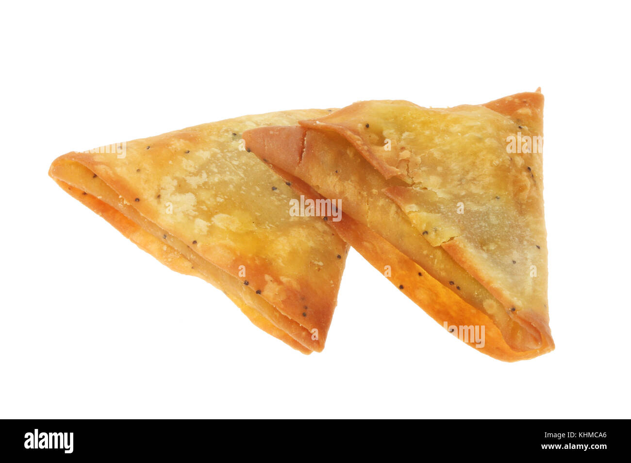 Zwei samosas gegen Weiße isoliert Stockfoto
