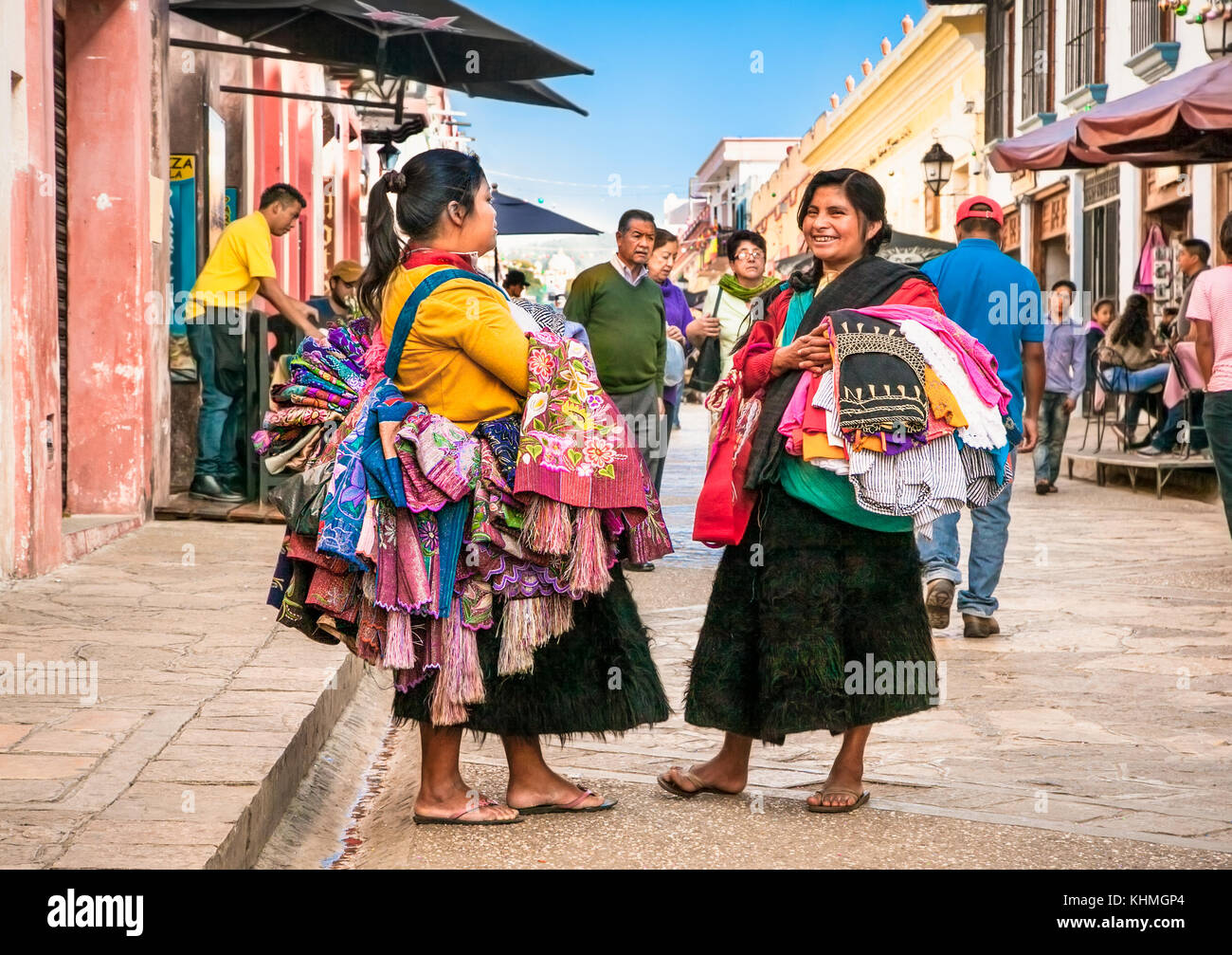 San Cristobal, Mexiko - Dec 13, 2015: tzotzil Maya saling der traditionellen Kleidung an der Straße von San Cristobal de las Casas am 13.Dezember 2015, Chiapas Stockfoto