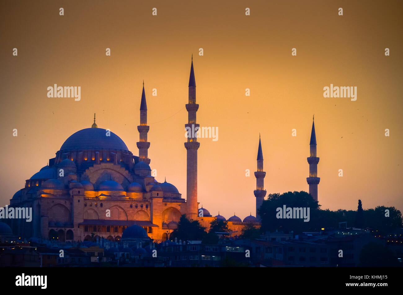 Istanbul, Ansicht von der Galatabrücke, mit Moschee und Boote bei Sonnenuntergang, Türkei Stockfoto