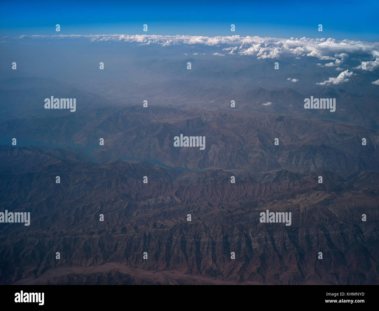 Fliegen auf die Wolken und Himmel über den Bergen in Kasachstan Stockfoto