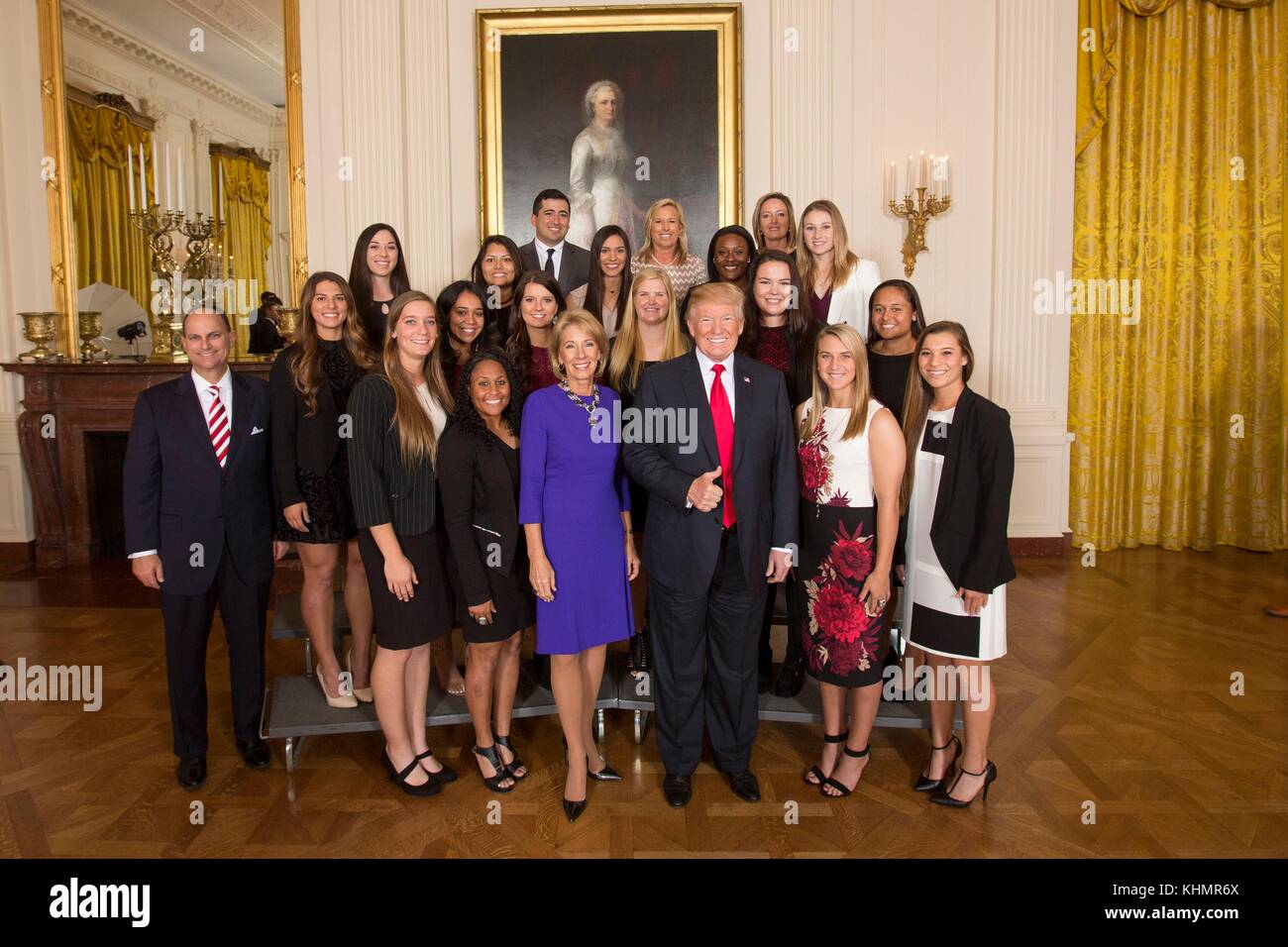 Washington DC, USA. November 2017. US-Präsident Donald Trump und Bildungsministerin Betsy Devos posieren mit dem NCAA Women's College World Series Champion Team der University of Oklahoma im Weißen Haus am 17. November 2017 in Washington, D.C. Credit: Planetpix/Alamy Live News Stockfoto
