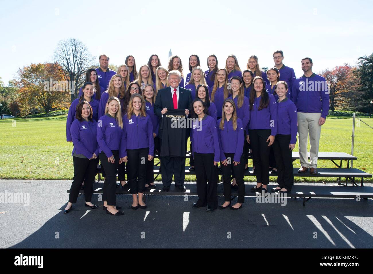 Washington DC, USA. November 2017. US-Präsident Donald Trump posiert mit dem Women's Rowing NCAA National Championship Team der University of Washington am 17. November 2017 im Weißen Haus in Washington, D.C. Credit: Planetpix/Alamy Live News Stockfoto