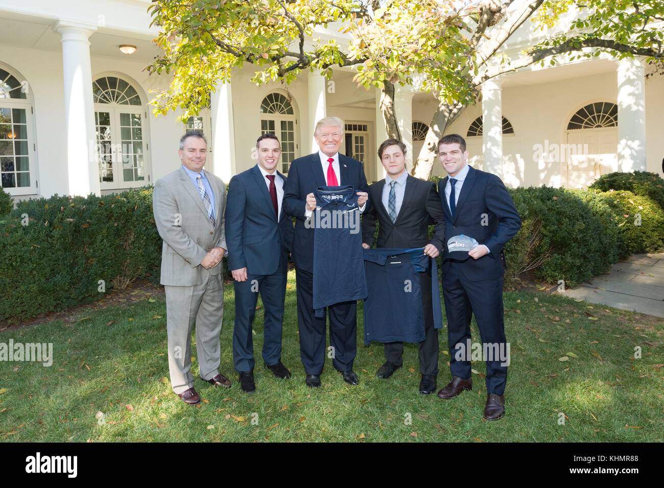 Washington DC, USA. November 2017. US-Präsident Donald Trump posiert mit dem Penn State Men's Wrestling NCAA National Championship Team im Weißen Haus am 17. November 2017 in Washington, D.C. Credit: Planetpix/Alamy Live News Stockfoto