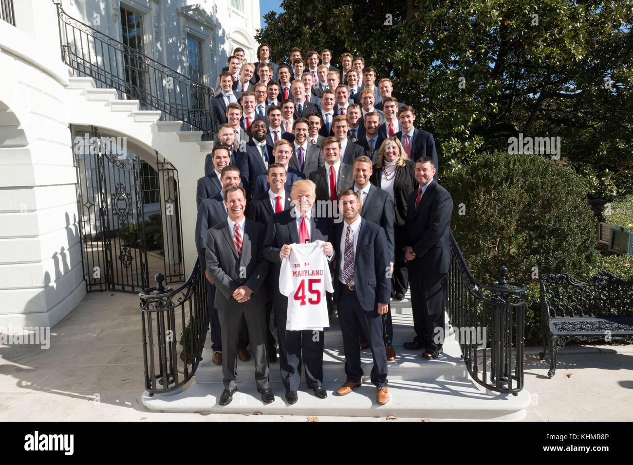 Washington DC, USA. November 2017. US-Präsident Donald Trump posiert mit dem Lacrosse NCAA National Championship Team der Männer der University of Maryland am 17. November 2017 im Weißen Haus in Washington, D.C. Credit: Planetpix/Alamy Live News Stockfoto