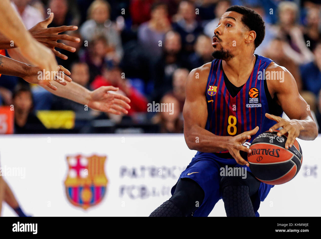 Phil Pressey während des Spiels zwischen FC Barcelona und Valencia Basket Club, das der 8. Woche der Basketball-Euroliga in Barcelona am 17. November 2017 entsprach. Quelle: Gtres Información más Comuniación online, S.L./Alamy Live News Stockfoto