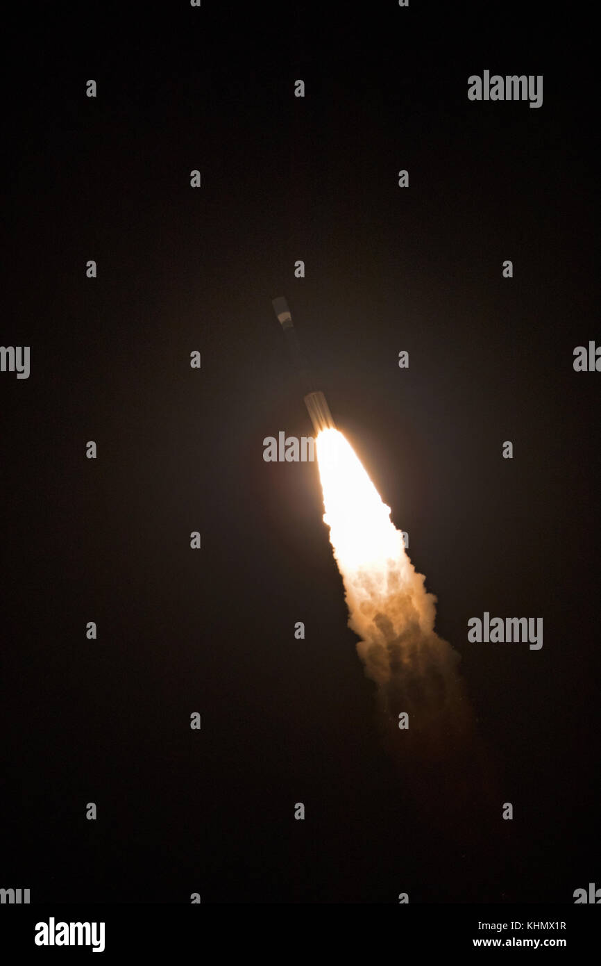 Lompoc, United States. 18 Nov, 2017. Die United Launch Alliance Delta-II-Rakete Durchführung der gemeinsamen Polar Satellite System-1-Nutzlast abhebt von der Vandenberg Air Force Base Space Launch Complex 2 18. November 2017 in Lompoc, Kalifornien. nach Rücken an Rücken Verzögerungen die Sonde endlich gestartet am frühen Morgen in einem einwandfreien Liftoff. Credit: planetpix/alamy leben Nachrichten Stockfoto