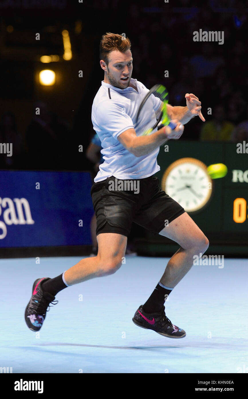 Jack Sock (USA) trat im Einzelwettbewerb im Nitto ATP Finals in der O2 Arena in London an. Die Association of Tennis Professionals (ATP) Finals sind die Meisterschaften am Saisonende und bieten die 16 besten Einzelspieler sowie einen Doppelwettbewerb. Das Turnier ist nach den vier Grand Slam Turnieren die zweithöchste Spielklasse der Herren-Tennisturniere. Roger Federer (SUI) hält mit sechs Siegen den Rekord für die meisten Einzeltitel. Die Veranstaltung zieht mehr als eine Viertelmillion Zuschauer an und generiert eine weltweite TV-Zuschauerzahl von mehr als 100 Millionen. Stockfoto