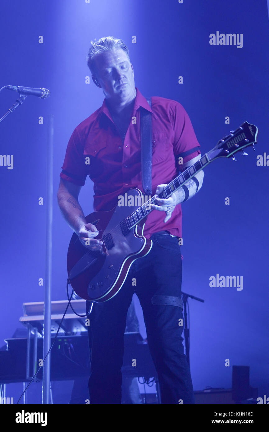 London, Großbritannien. 18 Nov, 2017. Josh Homme von Queens of the Stone Age live auf der Bühne der Wembley Arena in London. foto Datum: Samstag, 18. November 2017. Quelle: Roger Garfield/alamy leben Nachrichten Stockfoto