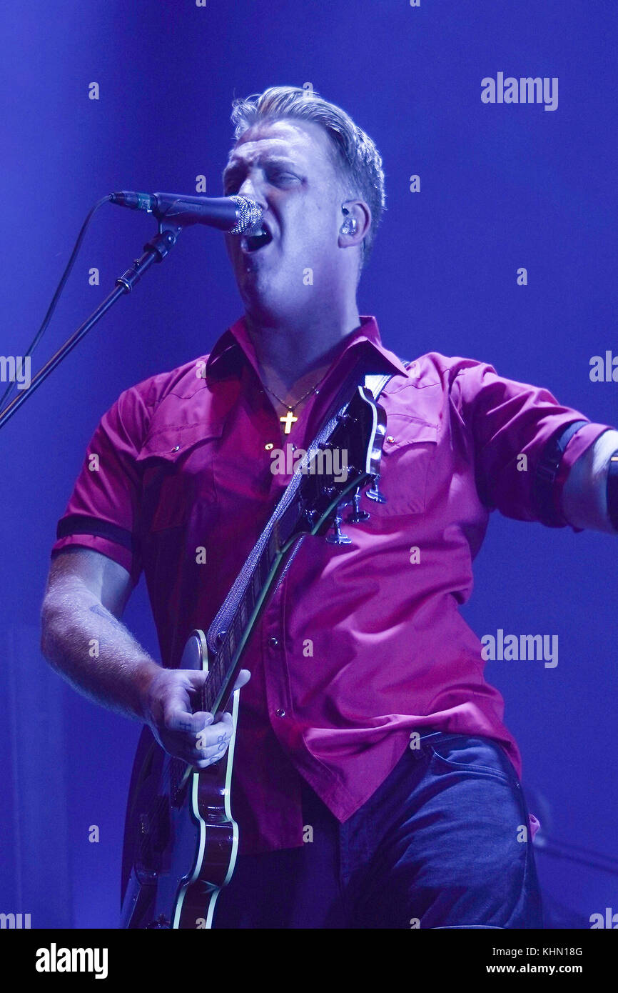 London, Großbritannien. 18 Nov, 2017. Josh Homme von Queens of the Stone Age live auf der Bühne der Wembley Arena in London. foto Datum: Samstag, 18. November 2017. Quelle: Roger Garfield/alamy leben Nachrichten Stockfoto