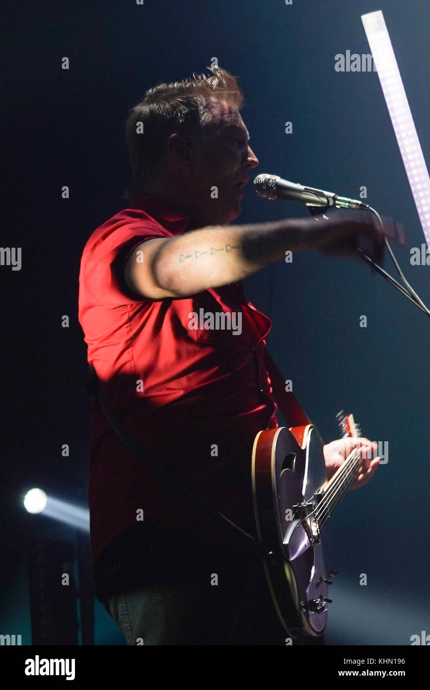 London, Großbritannien. 18 Nov, 2017. Josh Homme von Queens of the Stone Age live auf der Bühne der Wembley Arena in London. foto Datum: Samstag, 18. November 2017. Quelle: Roger Garfield/alamy leben Nachrichten Stockfoto