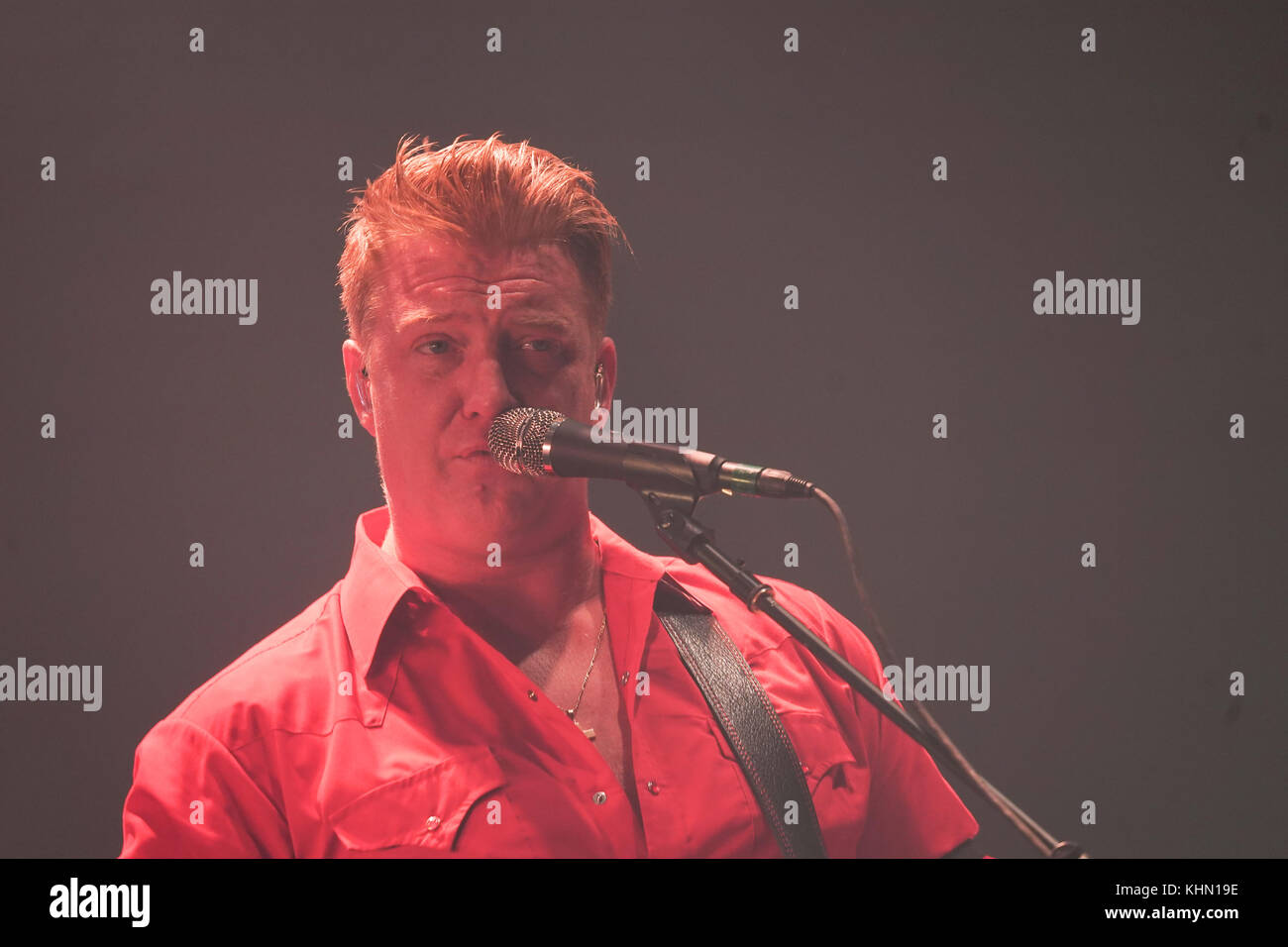 London, Großbritannien. 18 Nov, 2017. Josh Homme von Queens of the Stone Age live auf der Bühne der Wembley Arena in London. foto Datum: Samstag, 18. November 2017. Quelle: Roger Garfield/alamy leben Nachrichten Stockfoto