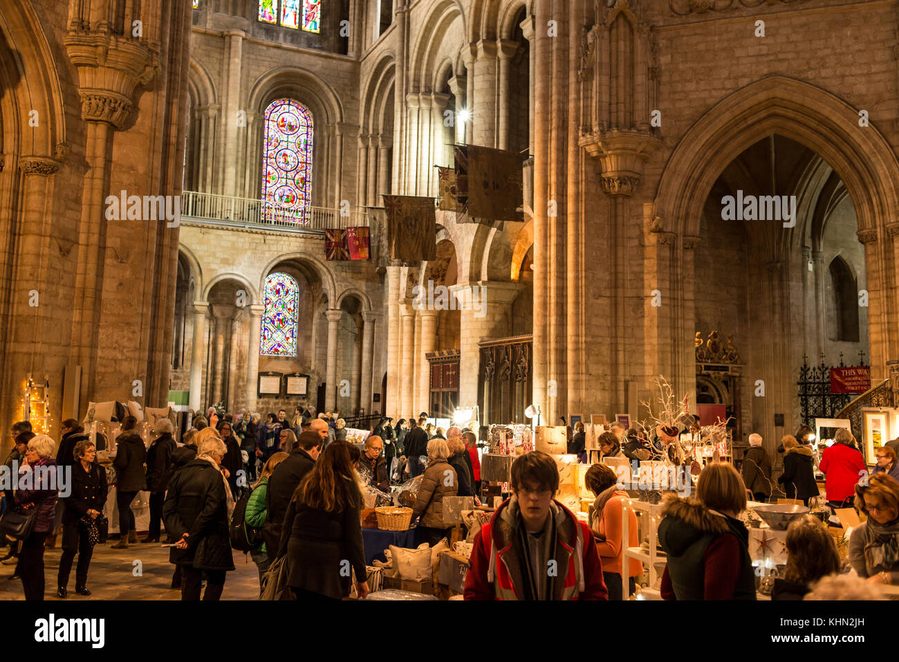 Ely Cathedral, Ely, Großbritannien. November 2017. Besucher der Ely Cathedral Christmas Gift & Food Fair, einem beliebten Weihnachtsmarkt mit mehreren Verkaufsständen in der berühmten Kathedrale. Quelle: Nicola Ferrari/Alamy Live News Stockfoto