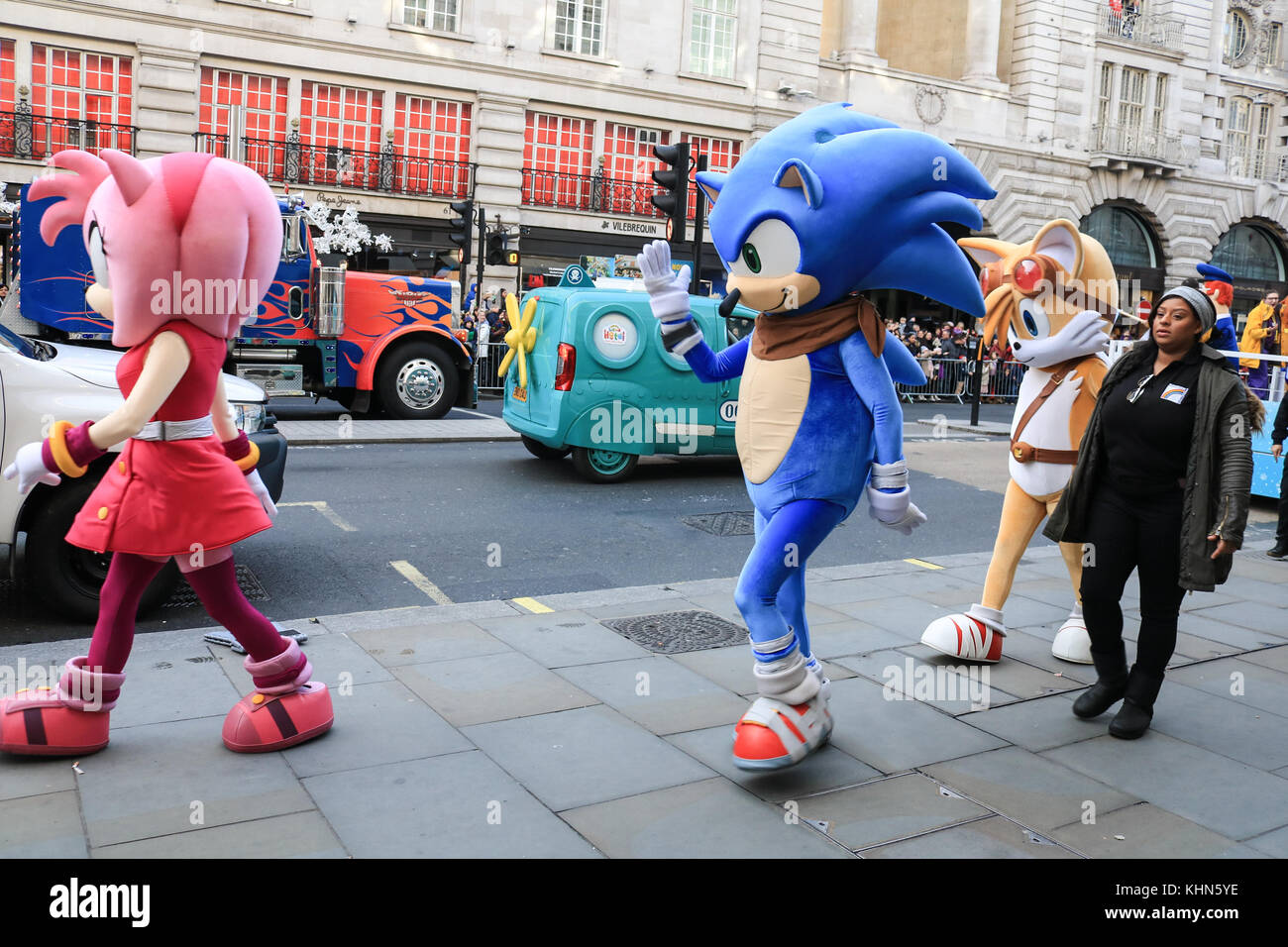 London, Großbritannien. 19. November 2017. Die jährliche hamleys Weihnachten Spielzeug Parade, die entlang der Regent Street und traditionell zieht große Menschenmengen. die Parade durch die Welt-berühmten hamleys Toy Store verfügt über 50 der beliebtesten Kinder der Nation Zeichen zusammen mit 400 Animateure, Blaskapelle und riesigen Ballons. Die Parade ist auf der Macy jährliche Thanksgiving Parade in New York modelliert Stockfoto