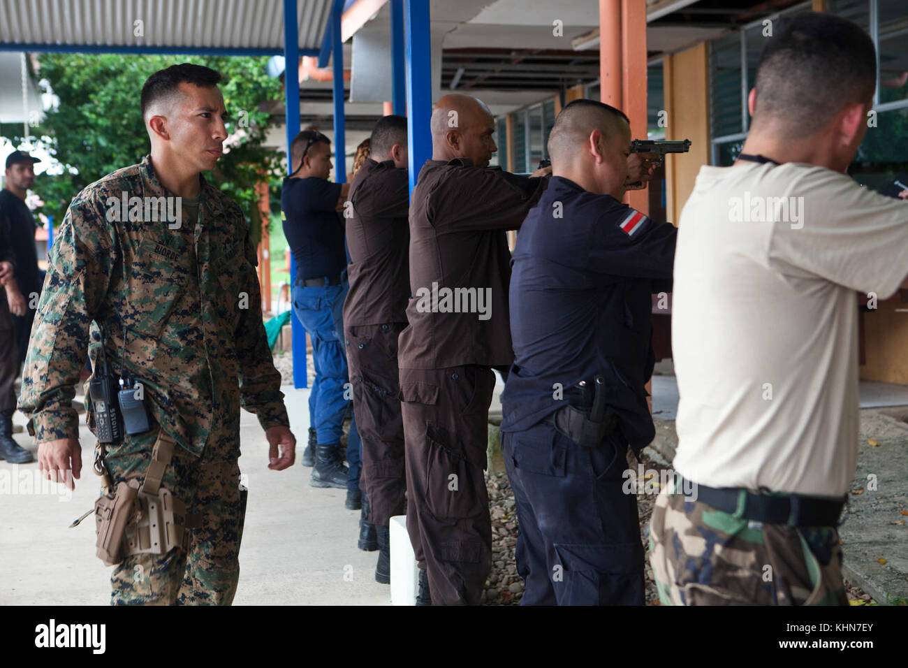 Us Marine Sgt. Robert J. Biorde, loslösung Personal noncommissioned Officer mit Mobile Training Team zwei, Befehl Element, Special Purpose Marine Air-Ground Task Force - Southern Command, beauftragt die Mitglieder der Costaricanischen Polizei an der Polizei Base Murcielago in Cuajiniquil, Costa Rica, 15. August 2017. Die Mtt ist Unterricht grundlegende Treffsicherheit Fähigkeiten an den Host nation Polizei bei ihrem Aufenthalt in Costa Rica. Die Marinesoldaten und Matrosen von SPMAGTF - SC sind zu Mittelamerika bereitgestellte Sicherheit Zusammenarbeit Schulung und Engineering Projekte mit ihren Gegenstücken in severa durchzuführen Stockfoto