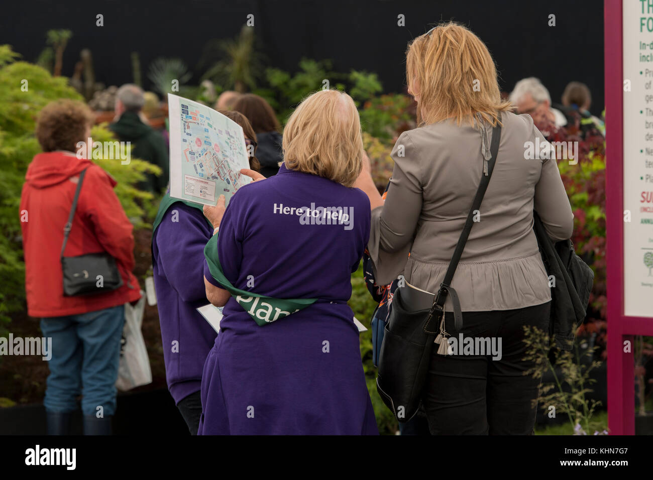 2 weibliche Probanden (Job als plant Finders) talk&Karte anzeigen zu Frau Besucher - RHS Chatsworth Flower Show Showground, Derbyshire, England, UK. Stockfoto