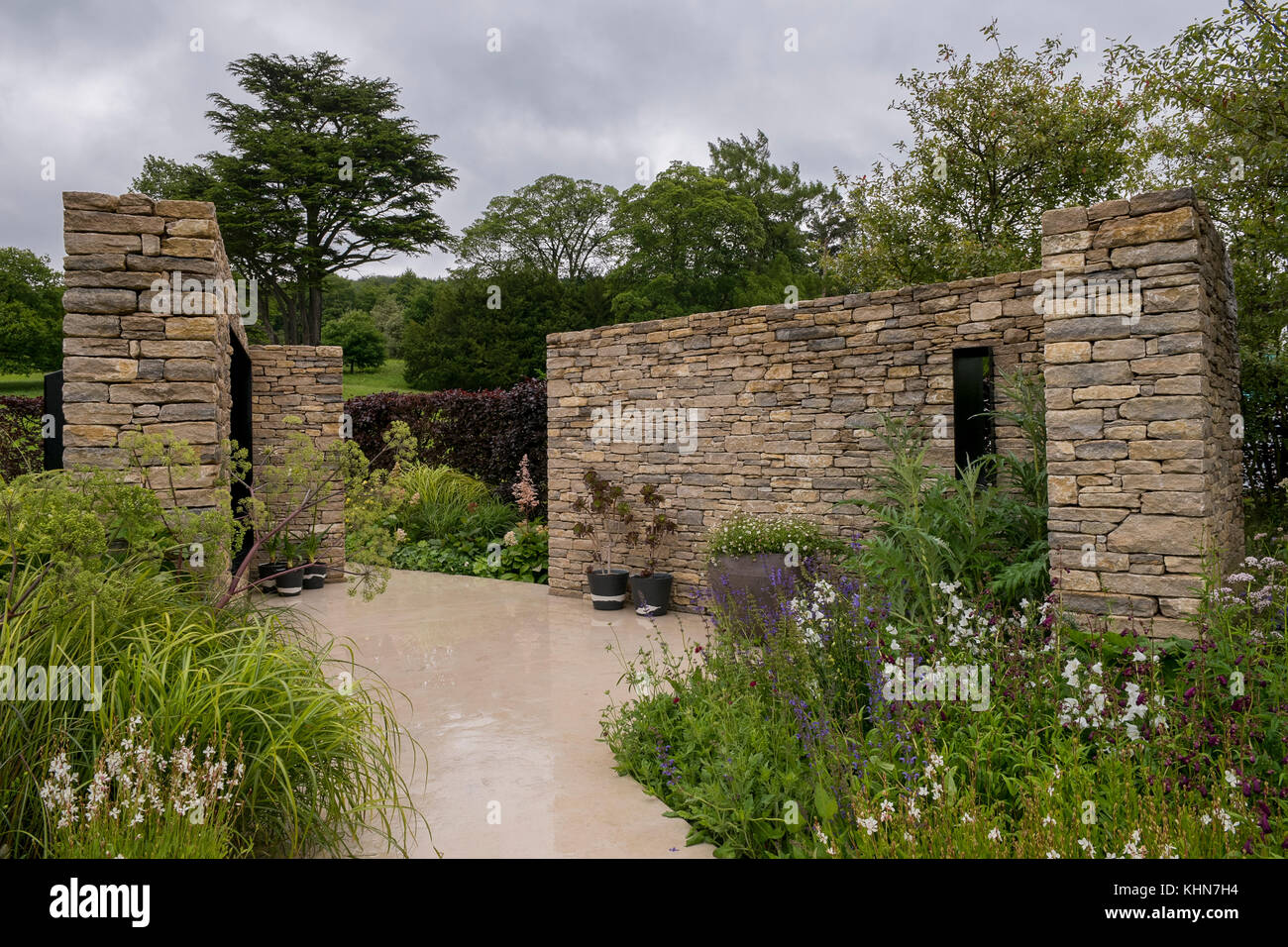Wände Tierheim ruhigen, abgeschiedenen Bereich mit Pflanzen im Landhausstil Garten - Wedgewood Garten, RHS Chatsworth House Flower Show, Derbyshire, England, UK. Stockfoto
