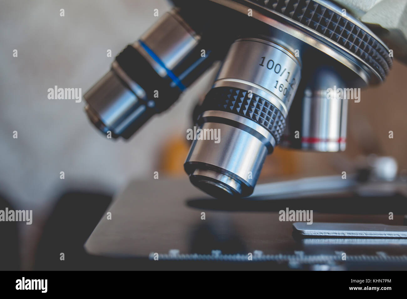Optisches Mikroskop - Wissenschaft und Laborgeräte für die Durchführung geplant, Forschung Experimente, Bildungs- Demonstrationen in Medizin und Gesundheitswesen Stockfoto
