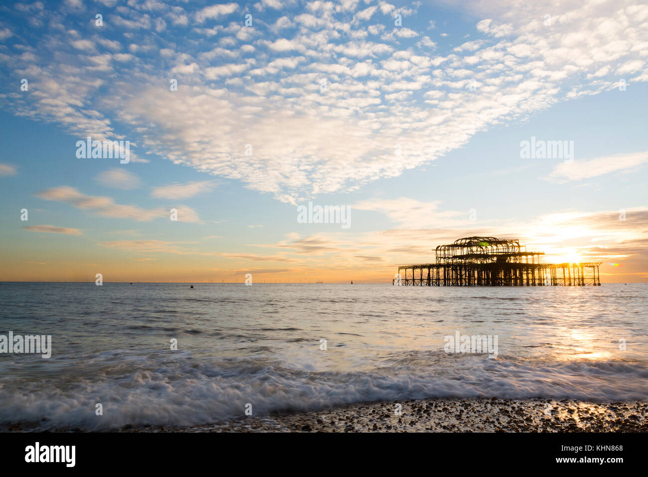 Brighton, UK. Industriebrachen von Brighton West Pier bei Sonnenuntergang. Stockfoto