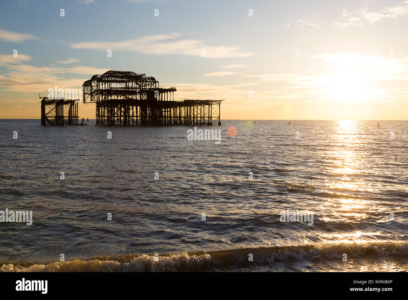 Brighton, UK. Industriebrachen von Brighton West Pier bei Sonnenuntergang. Stockfoto