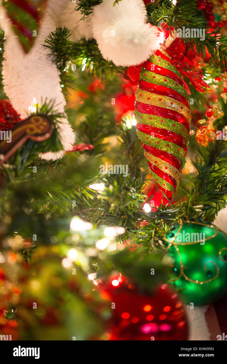 Bunte Weihnachten Dekoration Schmuck in verschiedenen Größen und Formen, alle sind in selektiven Fokus auf die weiche, verschwommenen Hintergrund für Kopie Stockfoto