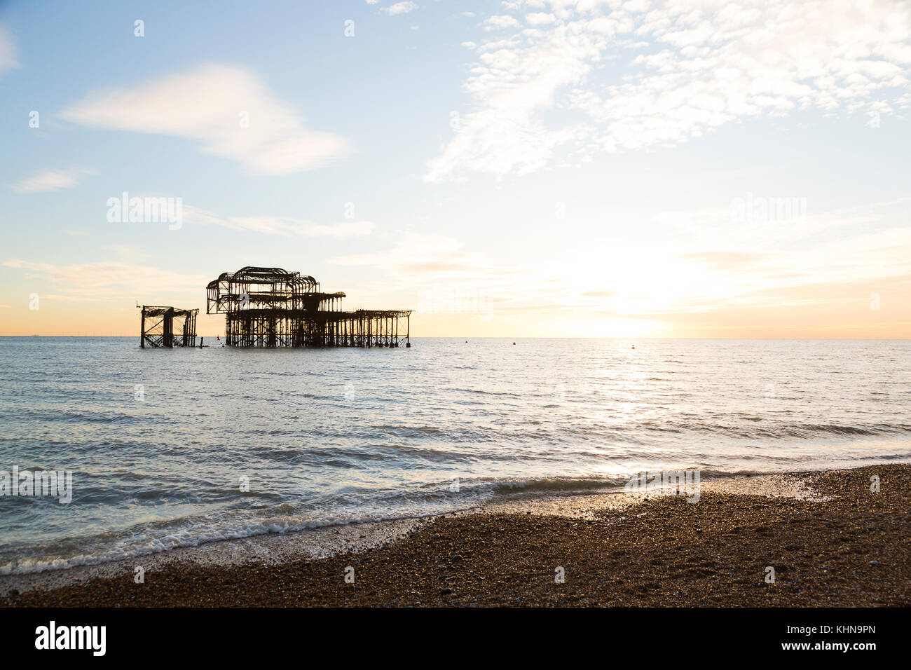 Brighton, UK. Industriebrachen von Brighton West Pier bei Sonnenuntergang. Stockfoto