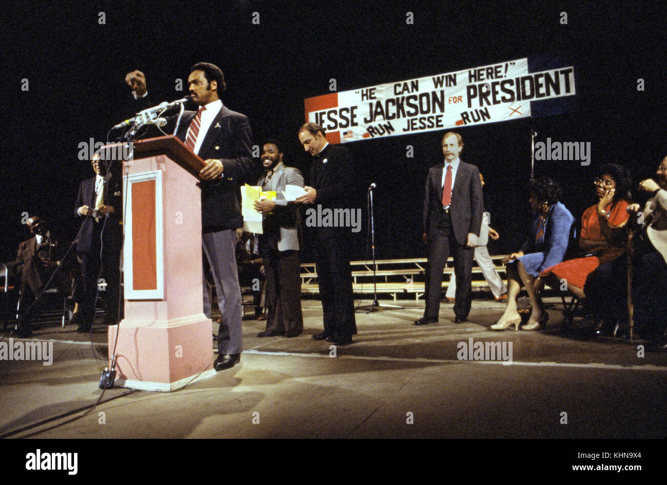 Jesse Jackson Kampagnen während sein Angebot im Jahr 1984 der Präsident der Vereinigten Staaten. Am 3. November 1983, Jackson verkündete seine Kampagne für den Präsidenten der Vereinigten Staaten bei der Wahl 1984 zum zweiten afrikanischen amerikanischen eine bundesweite Kampagne für Präsidenten zu montieren. in der Demokratischen Partei Primaries, Jackson, die von Experten als Randgruppe Kandidat mit wenig Chancen auf den Gewinn der Nominierung geschrieben worden, viele überrascht, als er den dritten Platz hinter Senator Gary Hart und ehemaligen Vizepräsidenten Walter Mondale nahm, der schließlich die Nominierung gewann. Stockfoto
