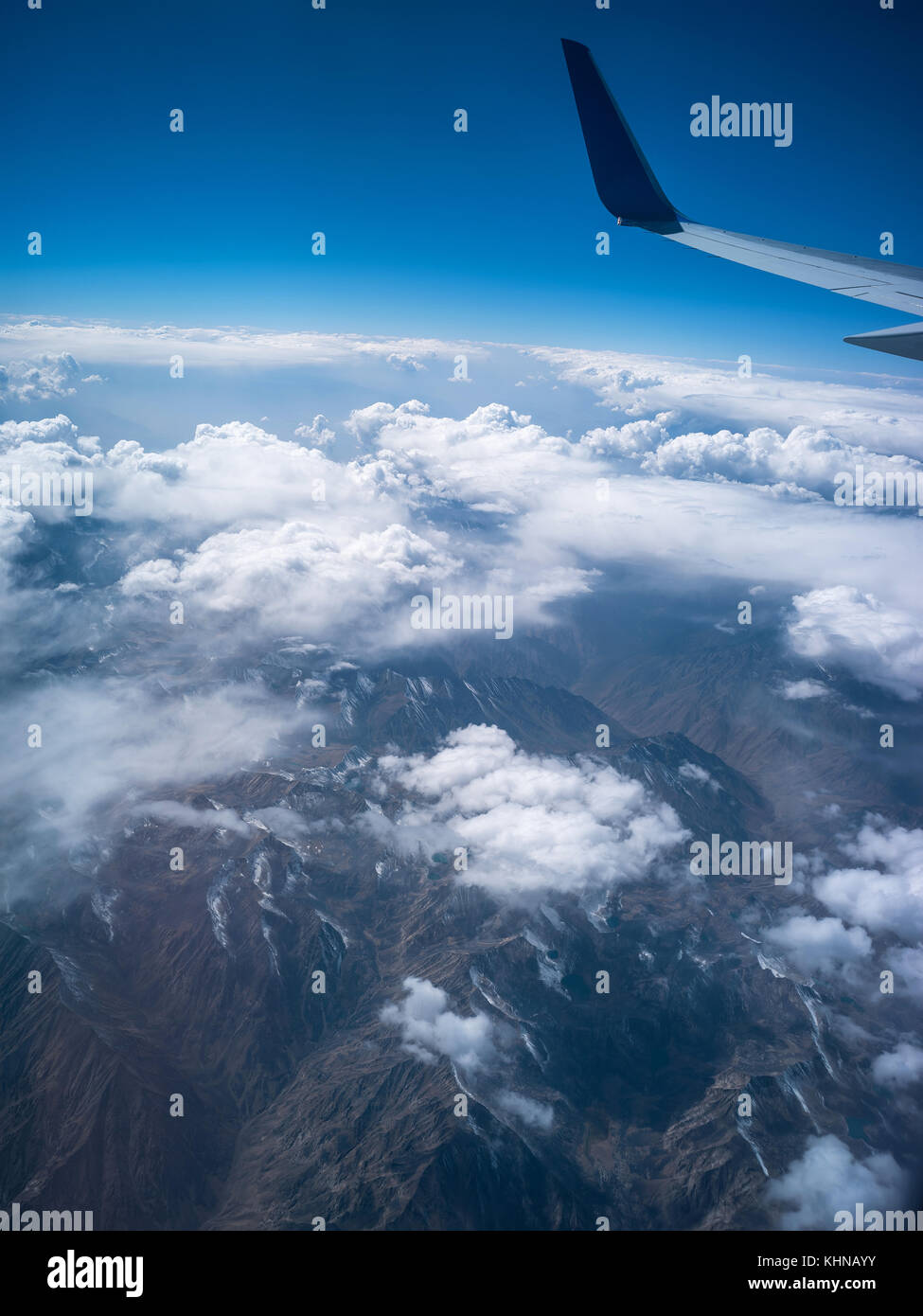 Fliegen auf die Wolken und Himmel über den Bergen in Kasachstan Stockfoto
