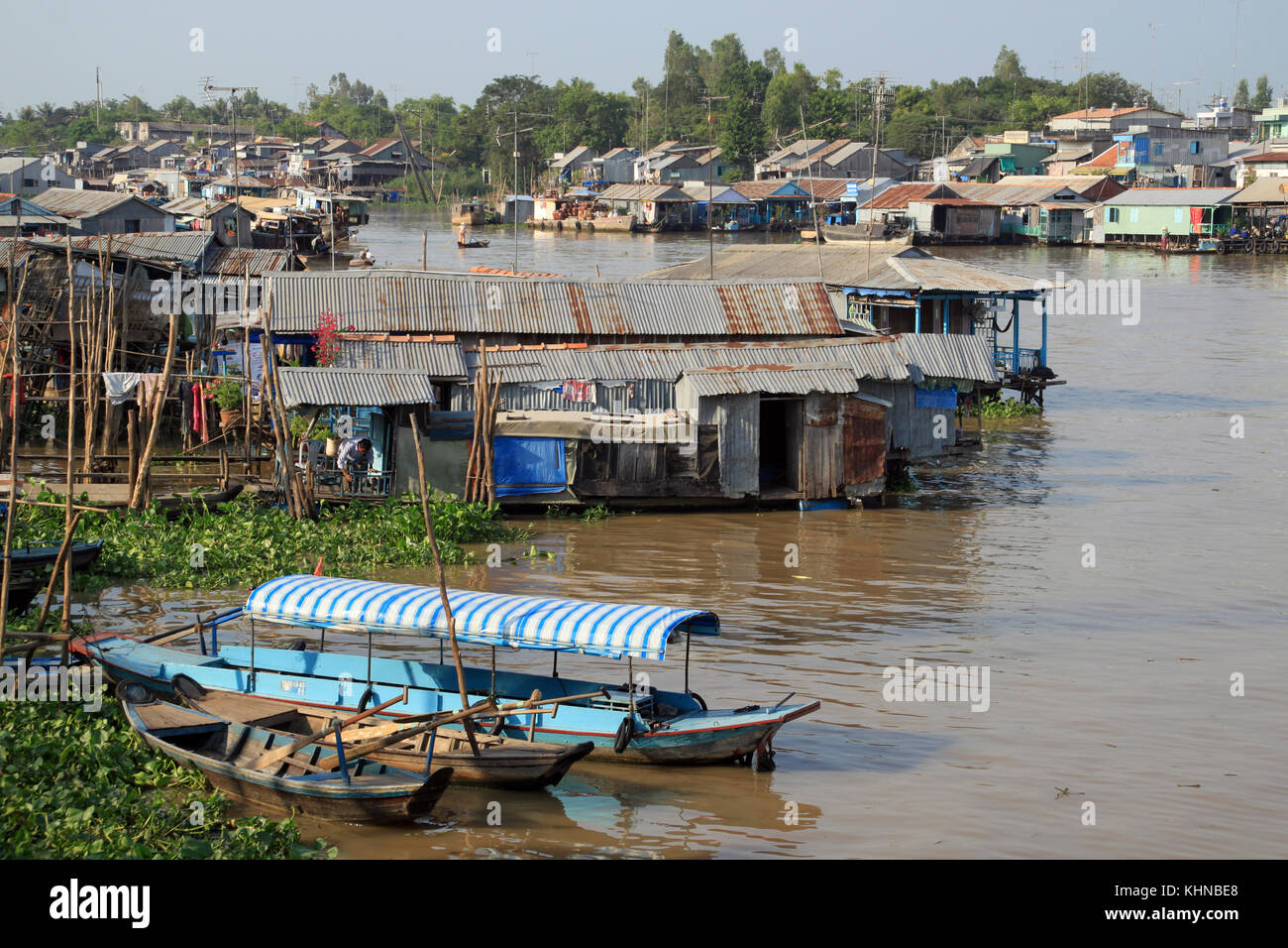 Boot und Häuser auf dem Mekong in chaudok, Vietnam Stockfoto