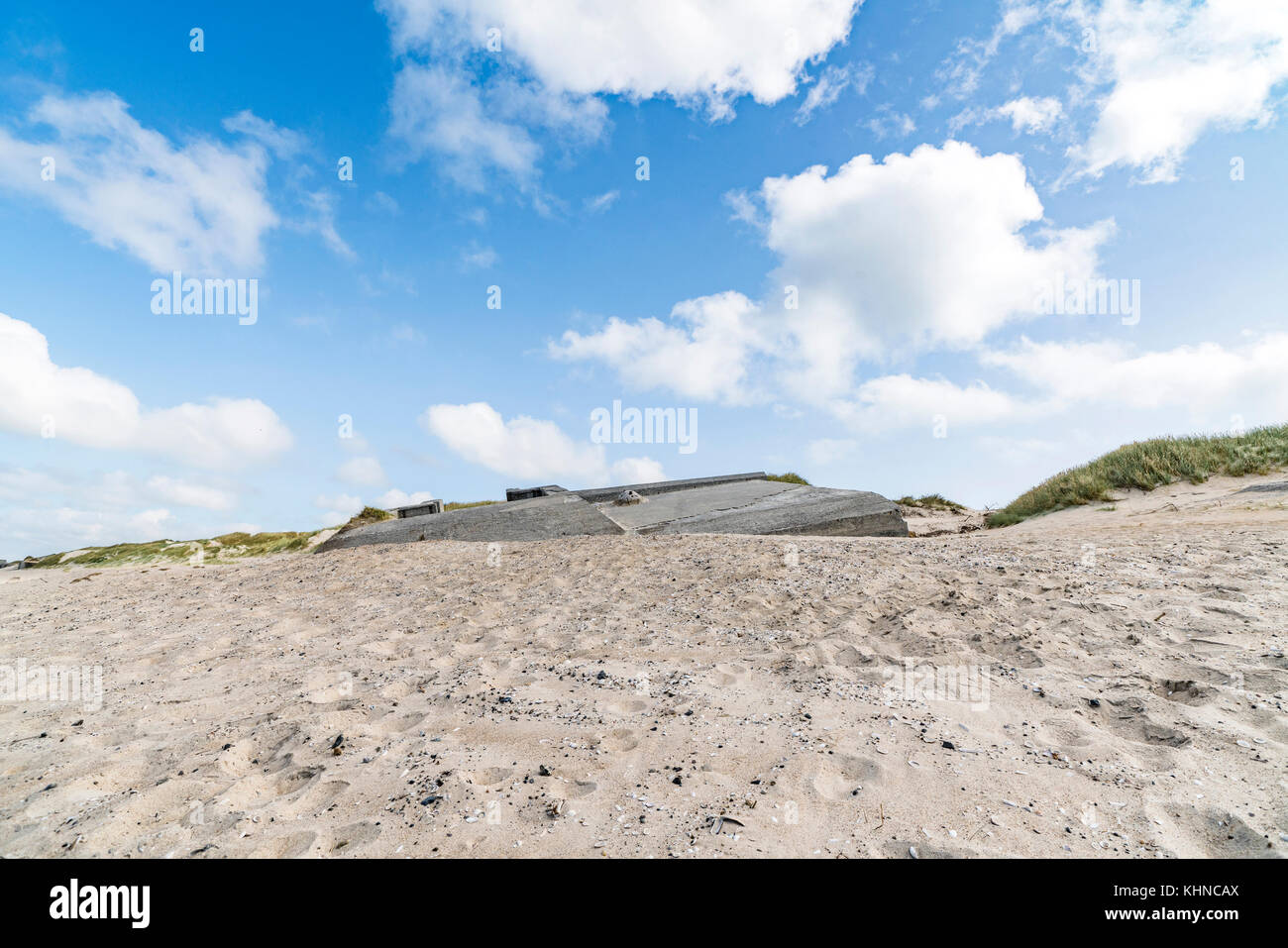 Deutsche Bunker Vergraben in einer Sanddüne auf einem Strand an der Nordsee in Dänemark Stockfoto