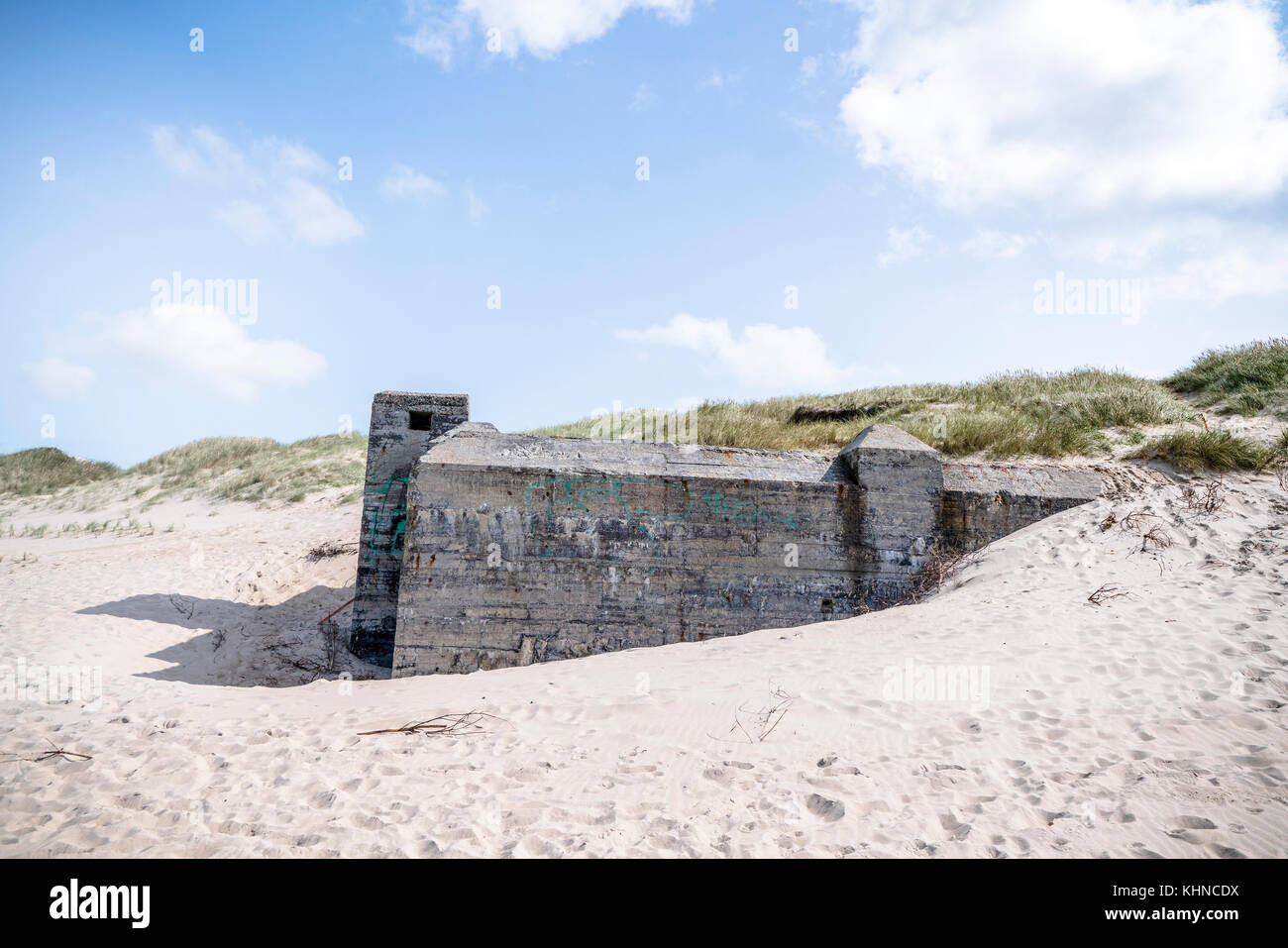 Deutschen Bunker aus dem Zweiten Weltkrieg auf einem dänischen Strand im Sommer Stockfoto
