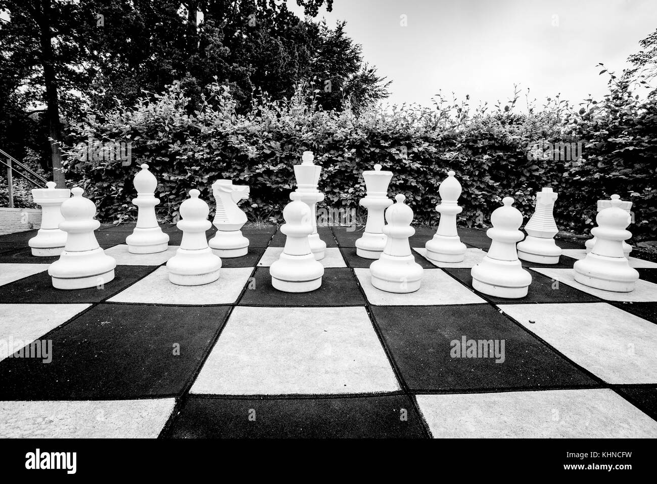 Schwarz-weiß Foto von einer Partie Schach in der freien Natur Stockfoto