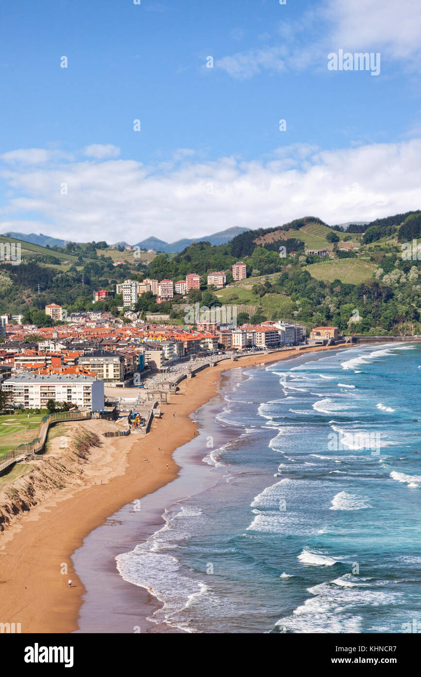 Hohe Betrachtungswinkel und der Strand in Zarautz, Baskenland, Spanien. Stockfoto