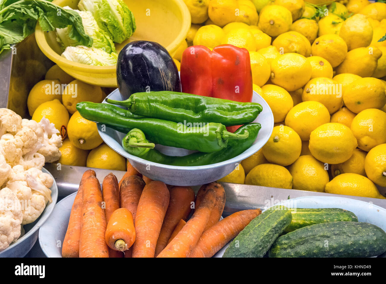 Zitronen und Gemüse zum Verkauf auf einem Markt in Spanien Stockfoto