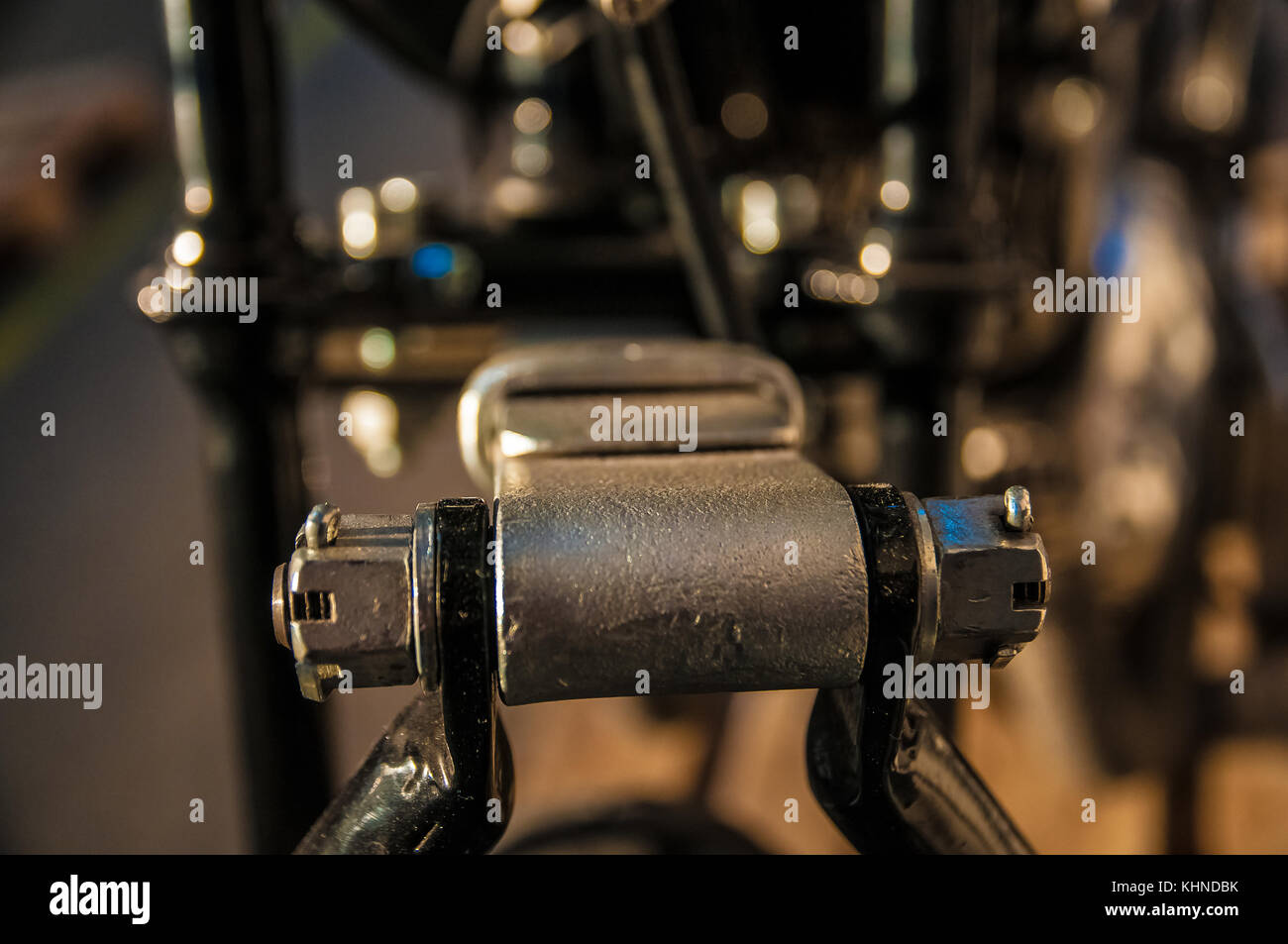 Detaillierte Aufnahmen von Teilen und Komponenten eines alten Retro Motorcycle Veteran Stockfoto