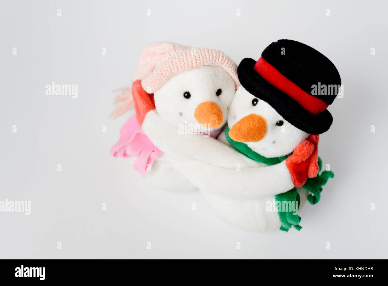 Schneemänner umarmen Stoffspielzeuge Dekoration auf weißem Hintergrund Stockfoto