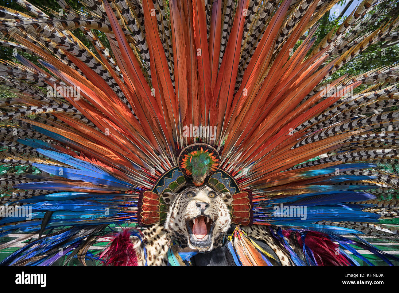 Farbenfrohe mexikanische indigenen Kopfschmuck closeup in San Miguel de Allende Stockfoto