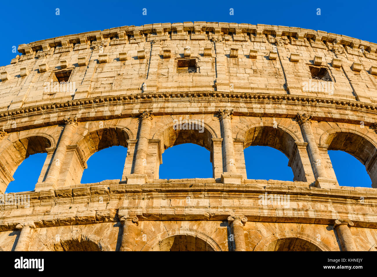 Nachtansicht des Kolosseums, elliptische Amphitheater im Zentrum von Rome,Italy.Built aus Beton und Stein, es war das größte Amphitheater von der Stockfoto