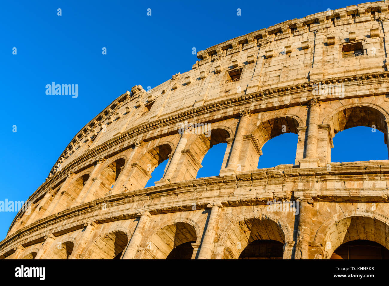 Sonnenuntergang Farben auf das Kolosseum, eine elliptische Amphitheater im Zentrum von Rom, Italien, gebaut aus Beton und Stein, es war das größte Amphitheater der Stockfoto